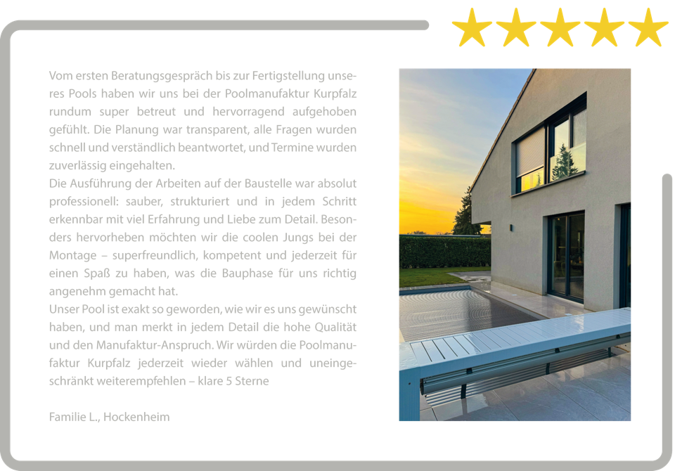 Ein Textblock mit einer Bewertung und fünf gelben Sternen links, daneben ein Bild eines modernen Hauses mit großen Fenstern und einem Pool im Vordergrund.